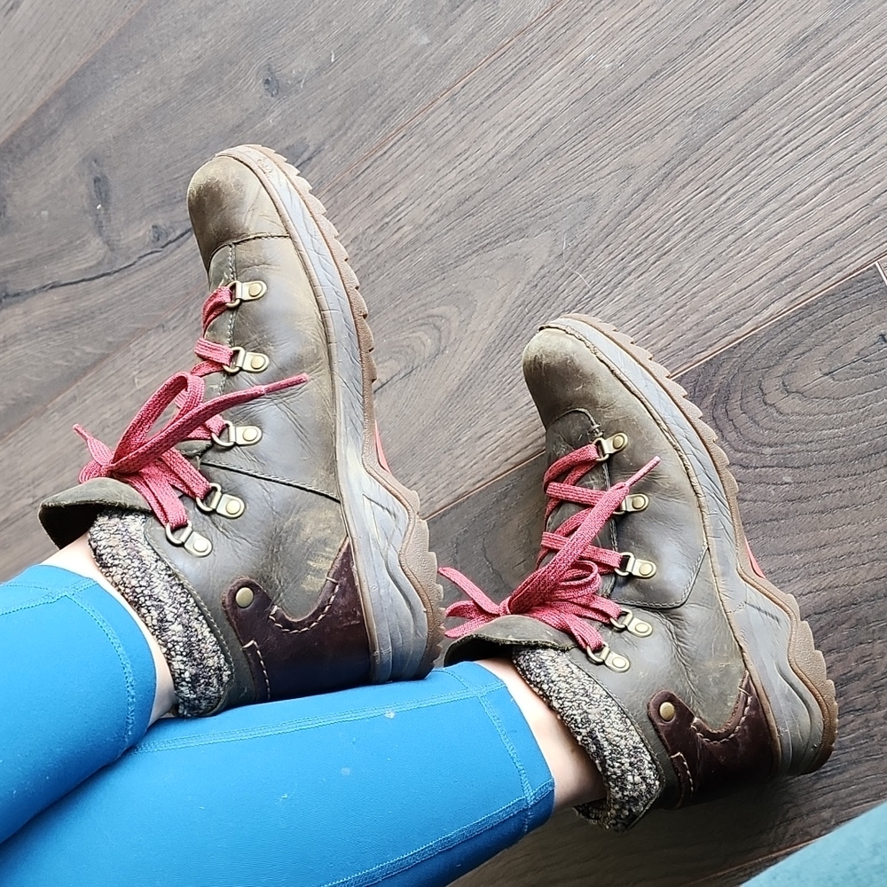 Merrell waterproof Hiking Boots -7 Women's